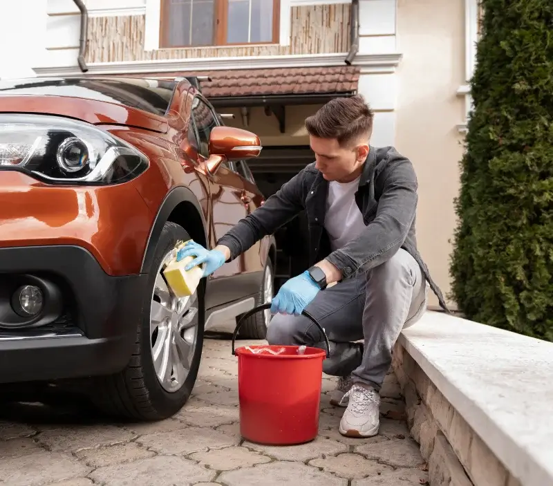 Lavage auto à domicile Les Noës-près-Troyes : professionnel intervenant sur un véhicule